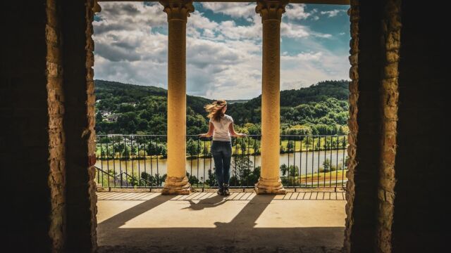 🎥✨ Spannende Drehtage liegen hinter uns! Gemeinsam mit den zukünftigen Weinhoheiten haben wir unzählige Highlights in der malerischen Moselregion entdeckt. 🍇🥂
Werft mit uns einen Blick hinter die Kulissen unserer Dreharbeiten! 🎬

@mosel_faszinationwein 
@mosel.weinhoheiten 
@majatreis 
@anne_vdongen 
@anna_zenz 
@paula_scherrer 

@dievideocrew 

#faszinationmosel 
#moselwein
#saar
#ruwer 
#mosel
#weinhoheiten 
#videoproduktion 
#dreharbeiten 
#dievideocrew
#trier