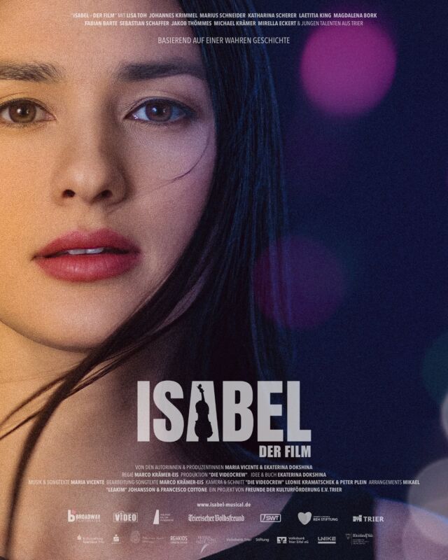 🎬 Große Neuigkeiten! 🎬

Endlich ist es da! Das offizielle Filmposter zu „Isabel“.😍✨
Der Film erzählt die Geschichte von Isabel, die sich gegen alle Widerstände ihren Weg sucht und dabei über sich selbst hinauswächst. 🎻🎻🎻

Bald im Broadway Kino 🍿🍿🍿

✨ Wie findet ihr das Poster? Teilt gerne eure Meinung in den Kommentaren. ✌️

@broadway_filmtheater 
@trierischervolksfreund 
@dievideocrew 
@vereinfk 
@marcokraemereis 

Ein Projekt von FREUNDE DER KULTURFÖRDERUNG e.V. Trier
von den Autorinnen und Produzentinnen Maria Vicente & Ekaterina Dokshina 
Regie: Marco Krämer-Eis
Produktion: „Die Videocrew“ Leonie Kramatschek & Peter Plein
Arrangements: Mikael „LEAKIM“ Johannson & Francesco Cottone
mit:
- Lisa Toh
- Johannes Krimmel
- Marius Schneider
- Katharina Scherer
- Laetitia King
- Magdalena Bork
- Fabian Barte
- Sebastian Schaffer
- Jakob Thömmes
- Michael Krämer
- Mirella Eckert & jungen Talenten aus Trier

Danke an die Unterstützer ☀️
Broadway Filmtheater
Volksfreund - Zeitung für Trier und Trierer Land
Volksbank Trier Eifel
Stadtwerke Trier
Stadtkultur Trier
Sparkasse Trier
nestwärme
Malu Dreyer
Pianohaus Marcus Hübner e.K.
Gabriele Meter-Lehnen
Bitburger
Kasino Kornmarkt
Kulturstiftung Trier
Land Rheinland-Pfalz
Karl-Berg Musikschule 
Unike
Reh Stiftung
Nikolaus-Koch Stiftung
Familie Kindler Stiftung 
Mehr Infos unter:
www.isabel-musical.de
www.freunde-der-kultur.de
www.dievideocrew.de
www.broadway-trier.de

#isabelmusical #kinofilm #isabelderfilm #filmproduktion #trier #triercity #musical #kultur #teaser #trailer #lisatoh #johanneskrimmel #dievideocrew #luxembourg #saarburg #filmproduction #cinematography #poster #filmplakat