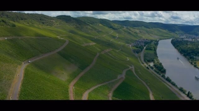 Faszination Wein erleben! Die Moselweinhoheiten Anna Zenz, Paula-Sophie Scherrer, Maja Treis und Anne van Dongen präsentieren die Highlights der Regionen Mosel, Saar und Ruwer. Das ist Moselstyle! 🍇🎬🥂

Danke für die Mitwirkung und Unterstützung an:

Anna Zenz
Anne van Dongen
Maja Treis
Paula-Sophie Scherrer

Moselliebe Weingarten, Leiwen
Vinofactur Löwener Mühle, Igel
Kanu Saarfari, Schoden
Weingut Maximin Grünhaus, Mertesdorf
Weinbar Trier
Weinstand Trier
Weingut Villa Huesgen, Traben-Trarbach
Weingut Michael Franzen, Bremm
Weingut FJ Regnery, Klüsserath

Mehr Infos unter:
https://www.weinland-m...
@mosel_faszinationwein 

Videoproduktion:
@dievideocrew
@leoniekramatschek 
@peterakete81 

#faszinationmosel #moselwein #weinhoheiten #moselweinkönigin #weinlandmosel #trier #bremm #cochem #leiwen #trabentrarbach #bernkastelkues #perl #wiltingen #schoden #videoproduktion #dievideocrew #filmproduktion #mosel #saar #ruwer #wein #vinelovers #nittel #klüsserath